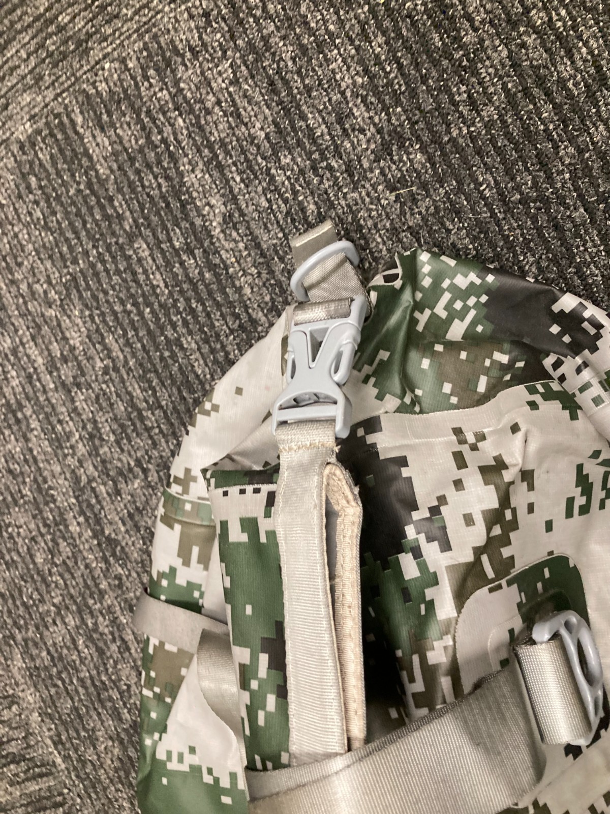 Skog Å Kust Duffel Bag Heavy Duty Waterproof Sports Travel 40L Camo