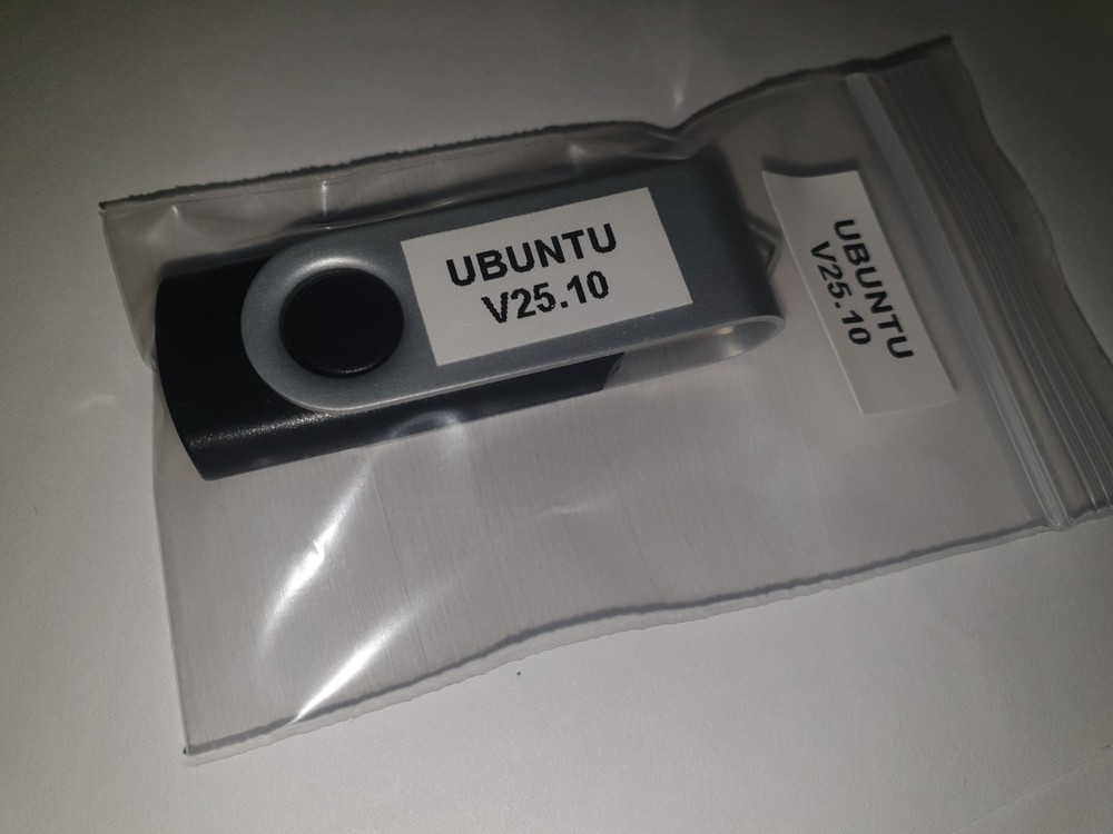 Linux Ubuntu 25.10, 64-bit, Bootable Live and Install USB Flash Drive