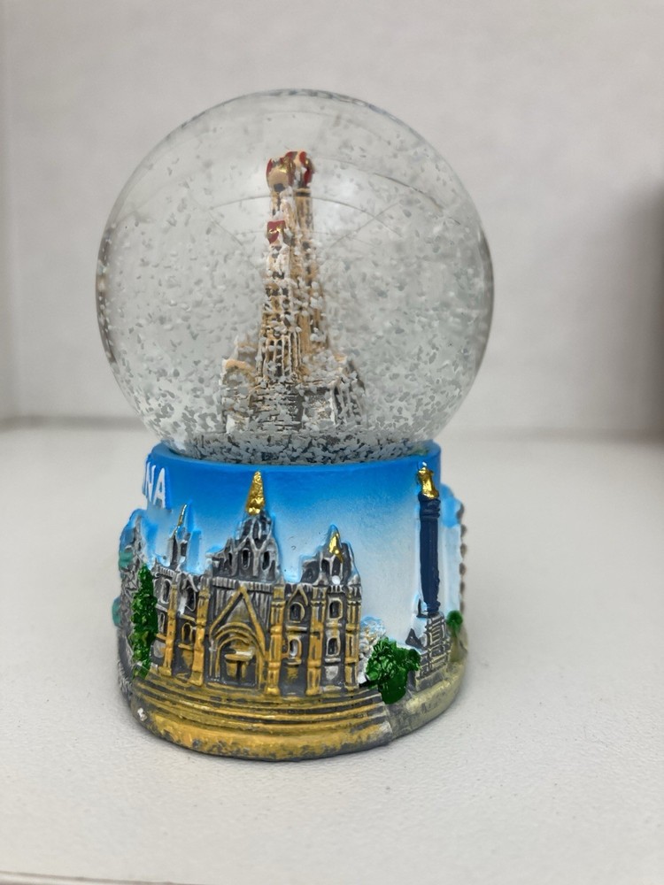 Barcelona mini snow globe
