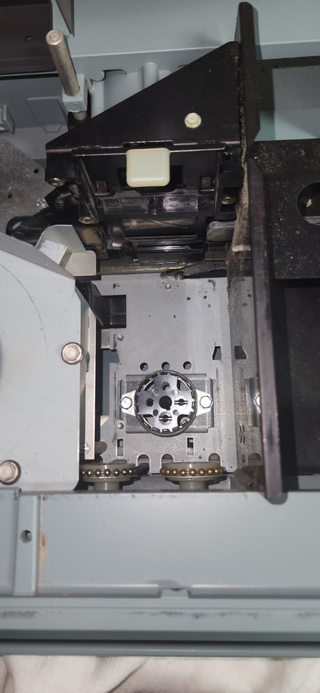 VTG Argus 540 Automatic Slide Projector Powers Up. Needs light Bulb