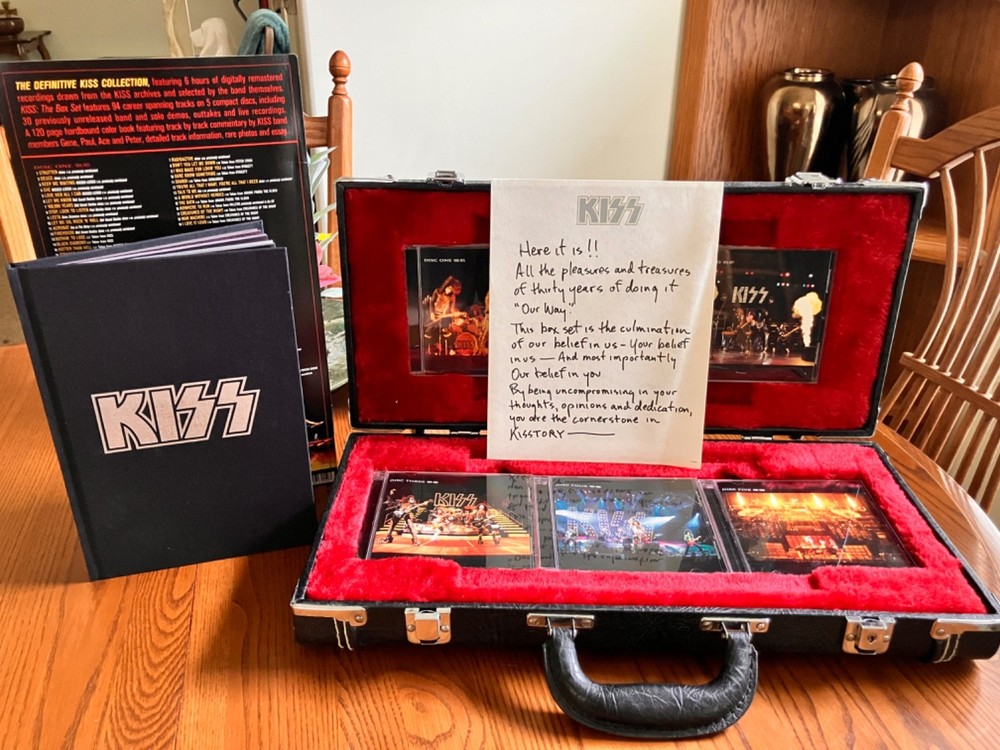 The Definitive KISS Collection  2001 - 5 CD Box Set Guitar Case w/Book & Keys