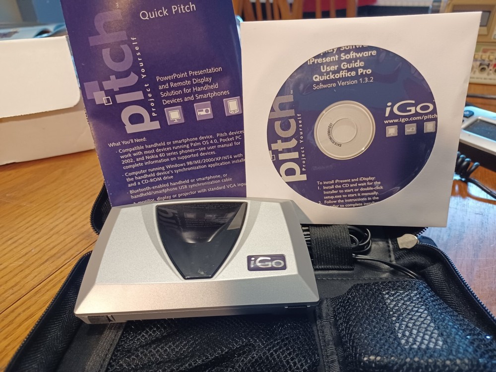 iGO Pitch Duo  Model PS6B1V - Remote PowerPoint presentations - carrying case
