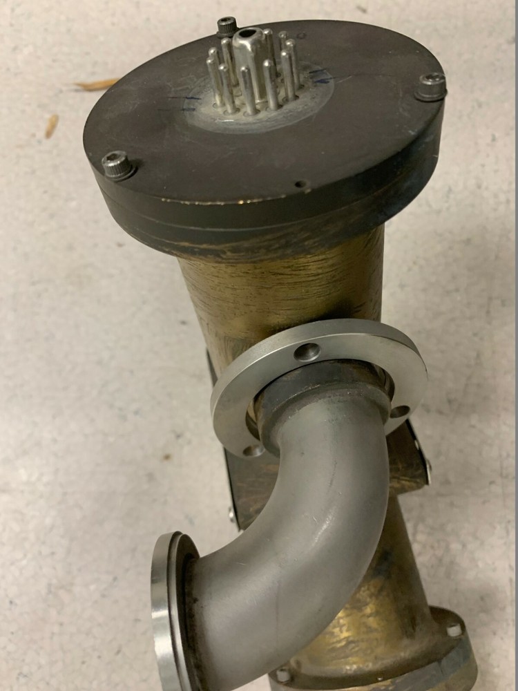 Vacuum Prism-Like Analyzer. Two vacuum gauges. Nice! Great shape! Steampunk tool
