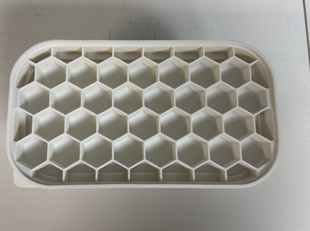White Hexagon Honeycomb Pattern Plastic Ice Cube Tray with Lid