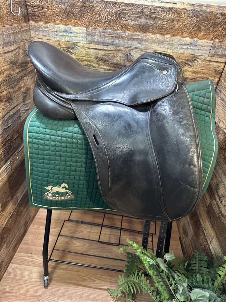 17" Black Schleese Infinity Dressage Saddle