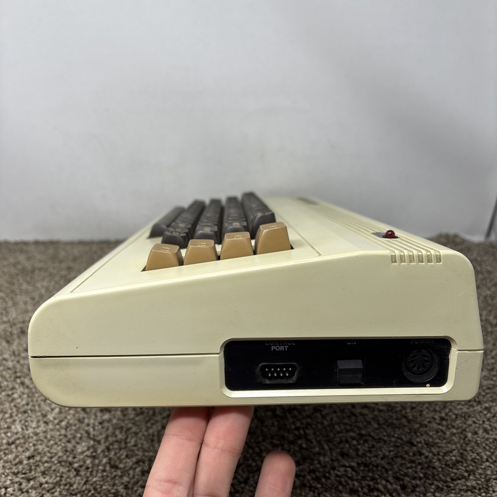 COMMODORE VIC-20 DIN COMPUTER ONLY TESTED AND WORKING READ