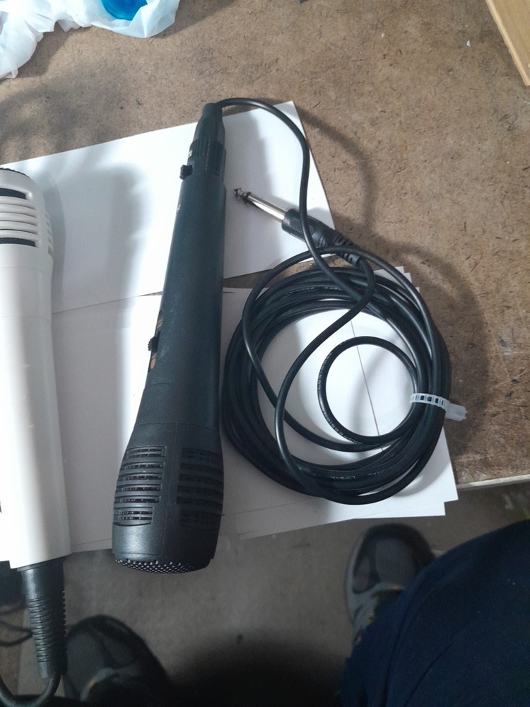 2 Microphones Lot, Karaoķe?, Singing?, Untested Microphone 🎤