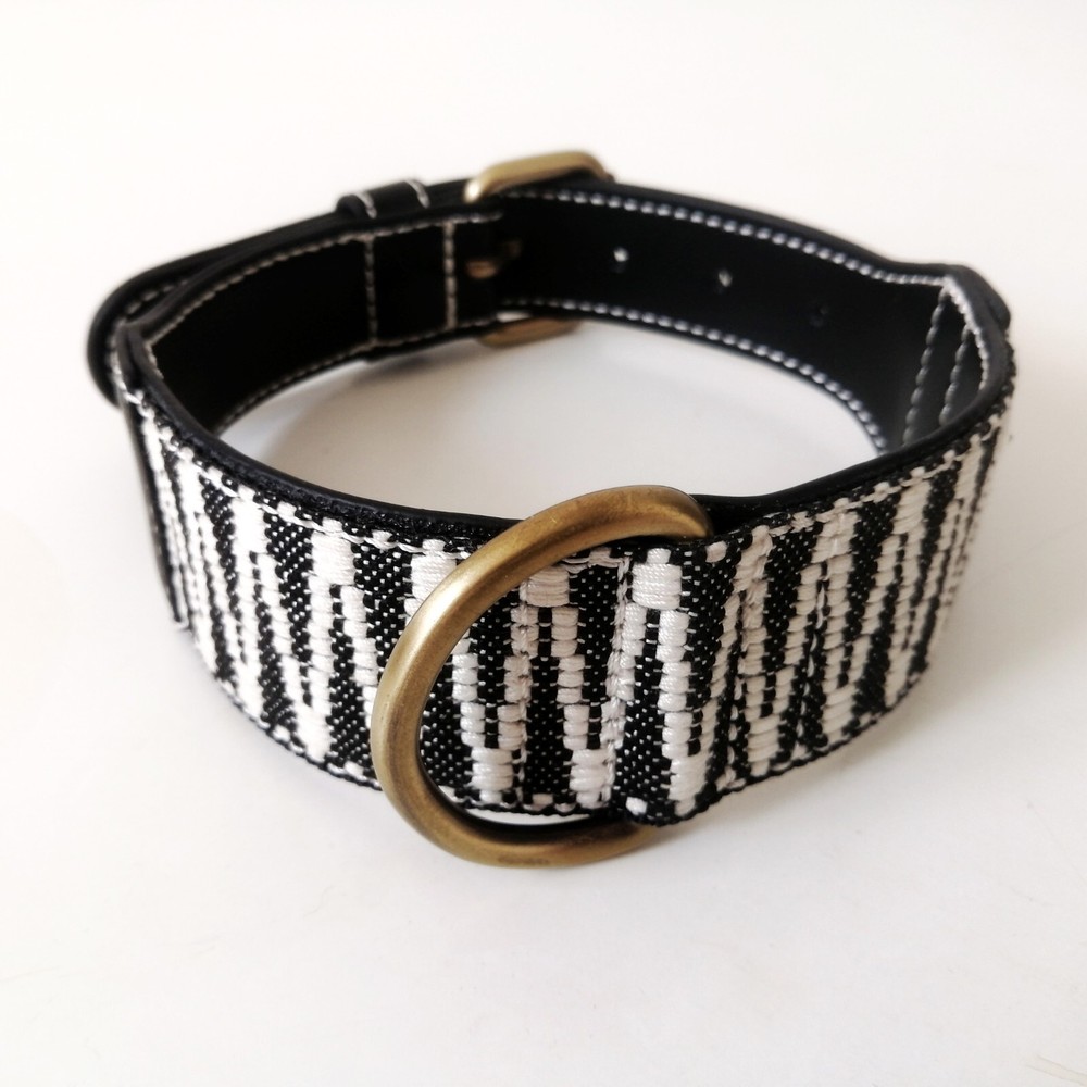 Leather dog collar is adjustable, suitable for medium-sized dogs, adjustable