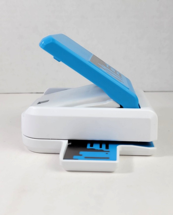 Creative Memories Bookshelf Decorative Border Punch Continuous Cut Locks Flat