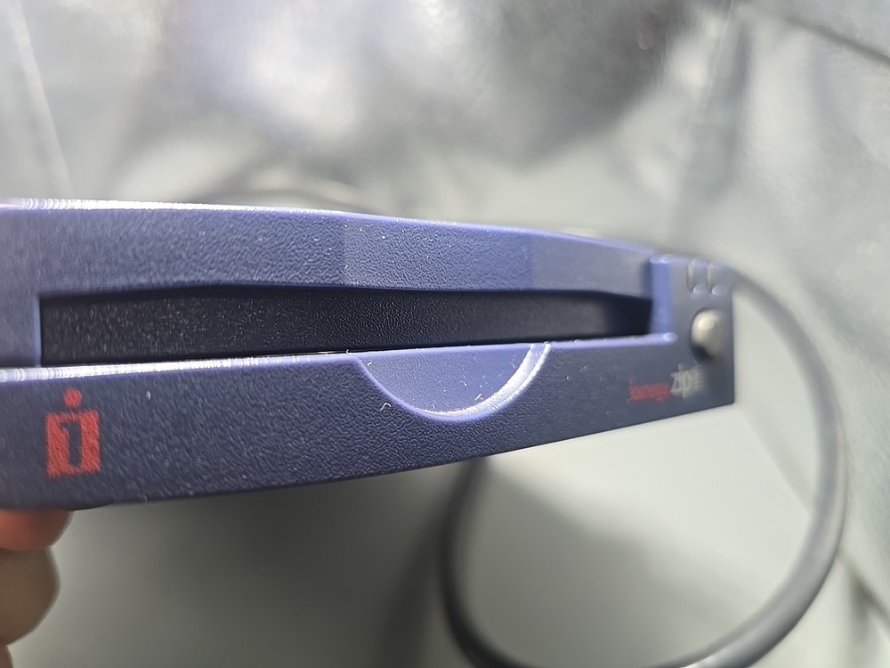 Iomega Zip Drive Z100P2 plus Four 100mb Disk UNTESTED MAC100 IBM Format Y2K