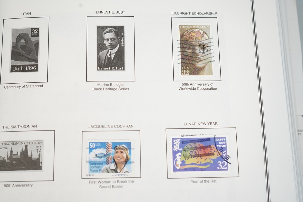 US 1990s-2000s COLLECTION OF 450+ STAMPS MINT & UESD STORED IN HARRIS ALBUM