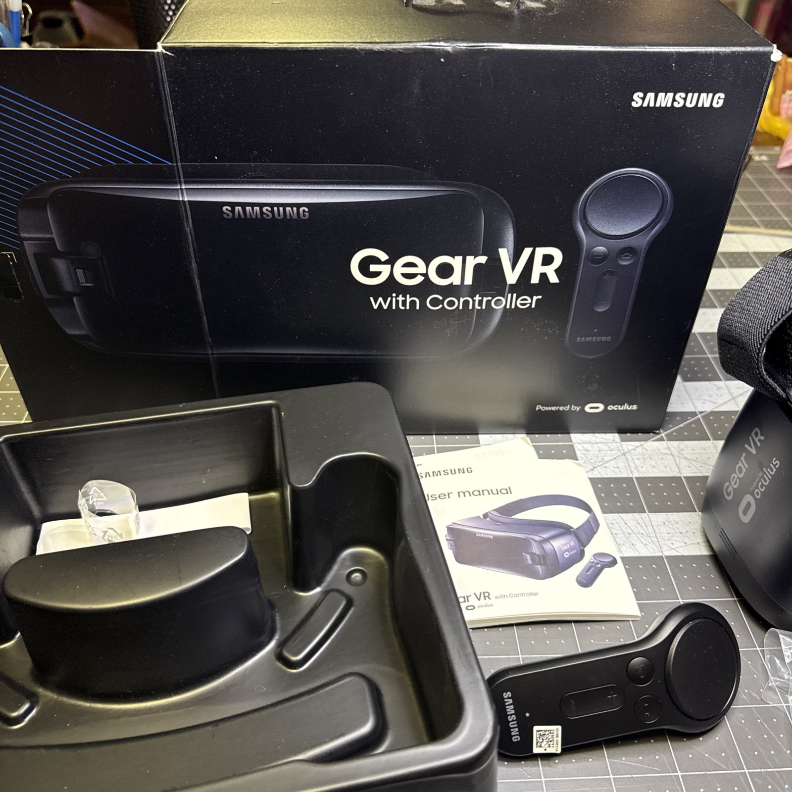 Samsung Gear VR Oculus with Controller SM-R324NZAAXAR Virtual Reality
