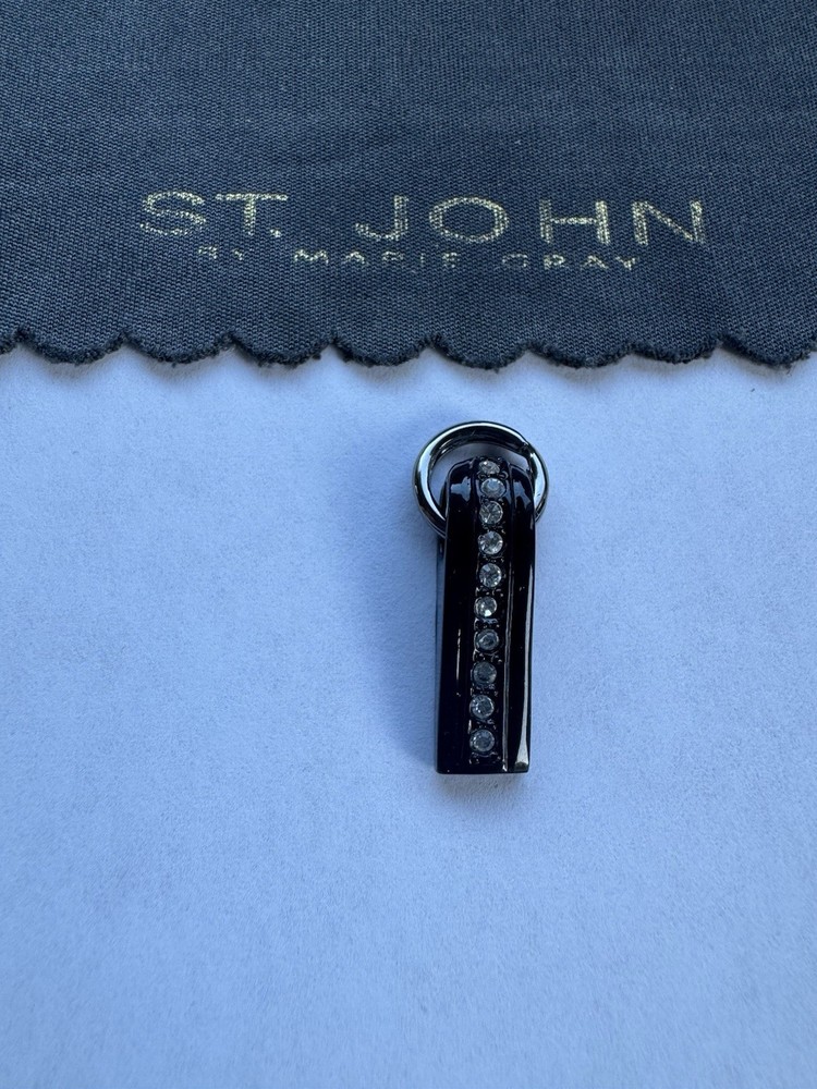 st john zipper pull