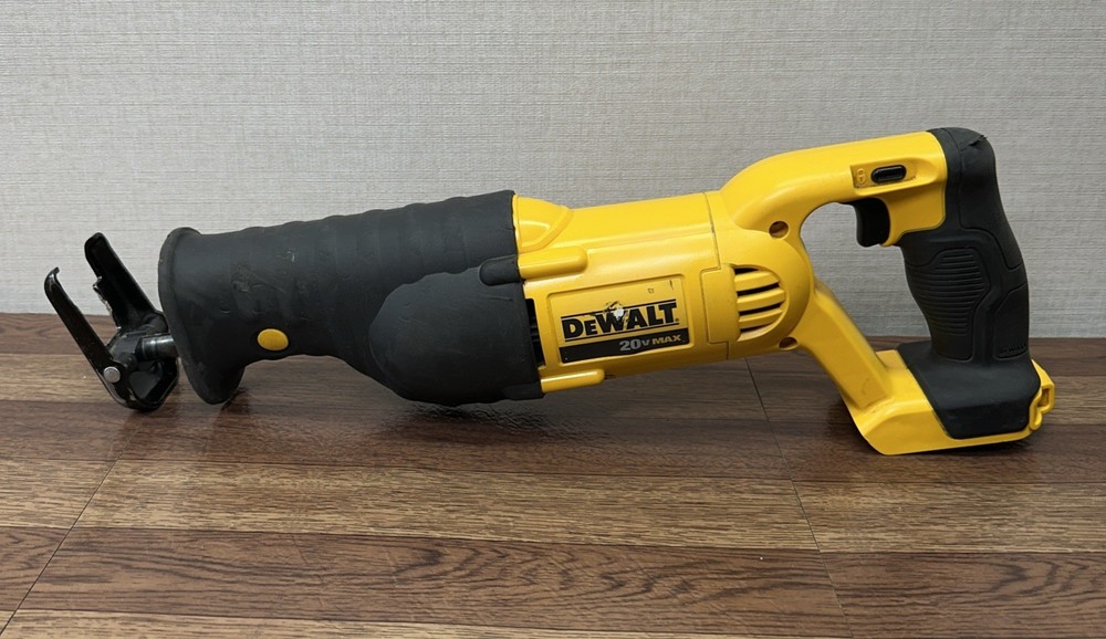 DeWalt DCS380 20V Max Variable Speed Reciprocating Saw