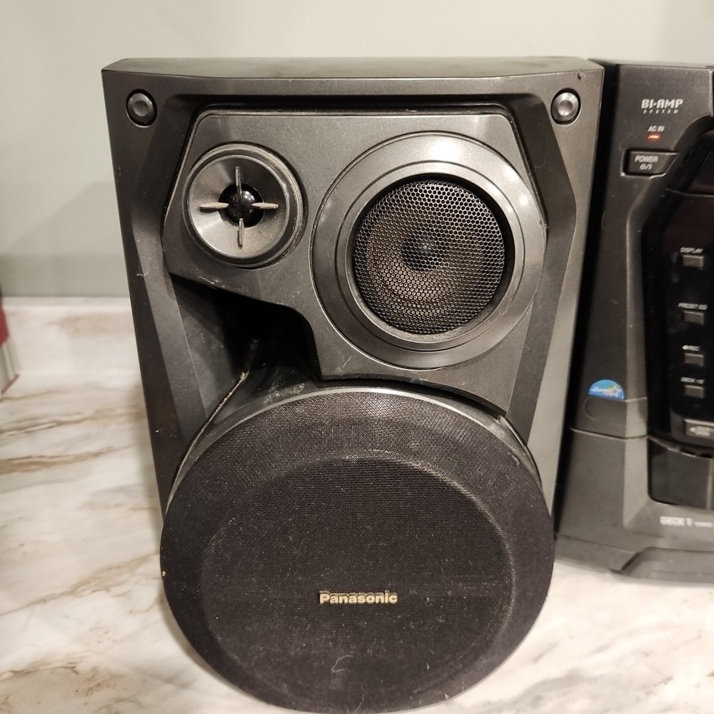 Panasonic SA-AK300 CD Stereo System 5 Cd Changer & Cassette READ