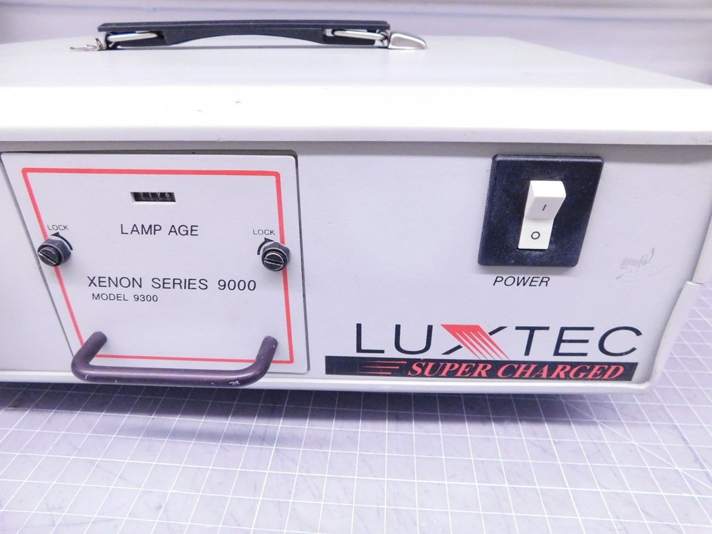 LUXTEC 9300 XENON SERIES LIGHT SOURCE M5552