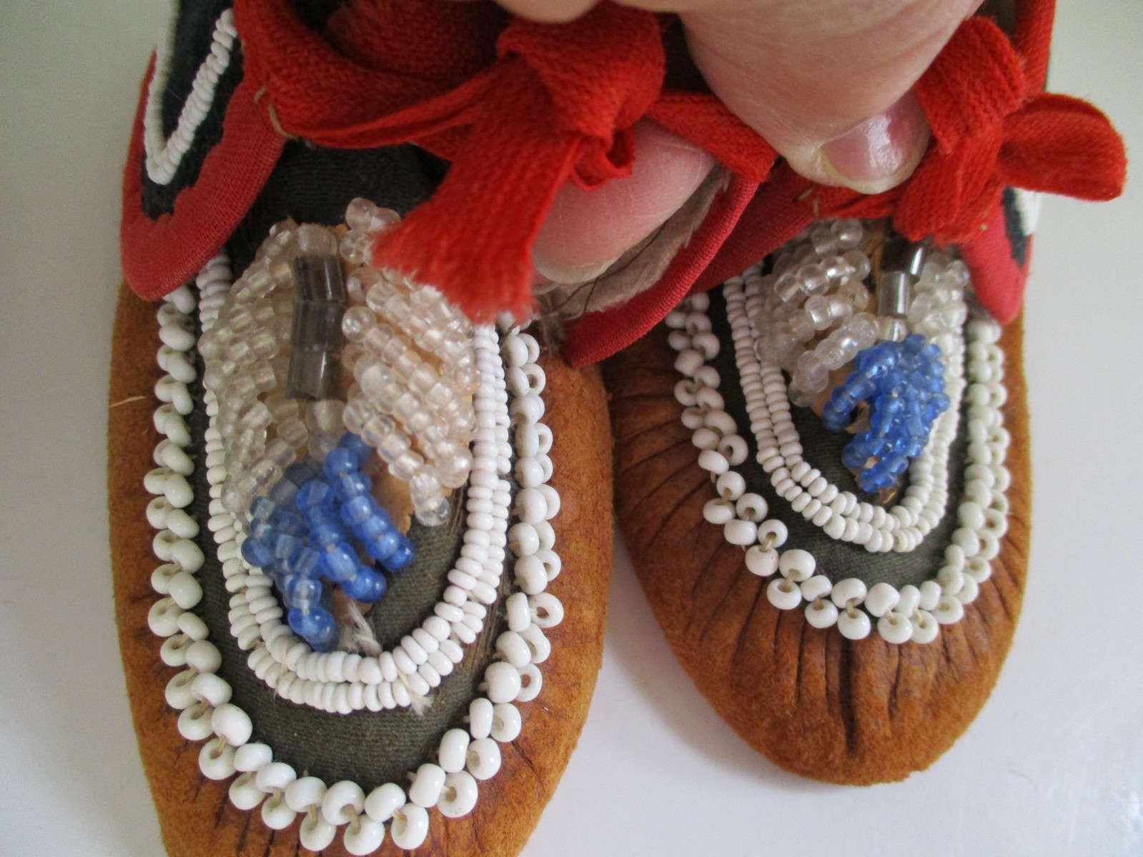 COLLECTIBLE NATIVE AMERICAN INDIAN BEADED CHILD's MOCCASINS