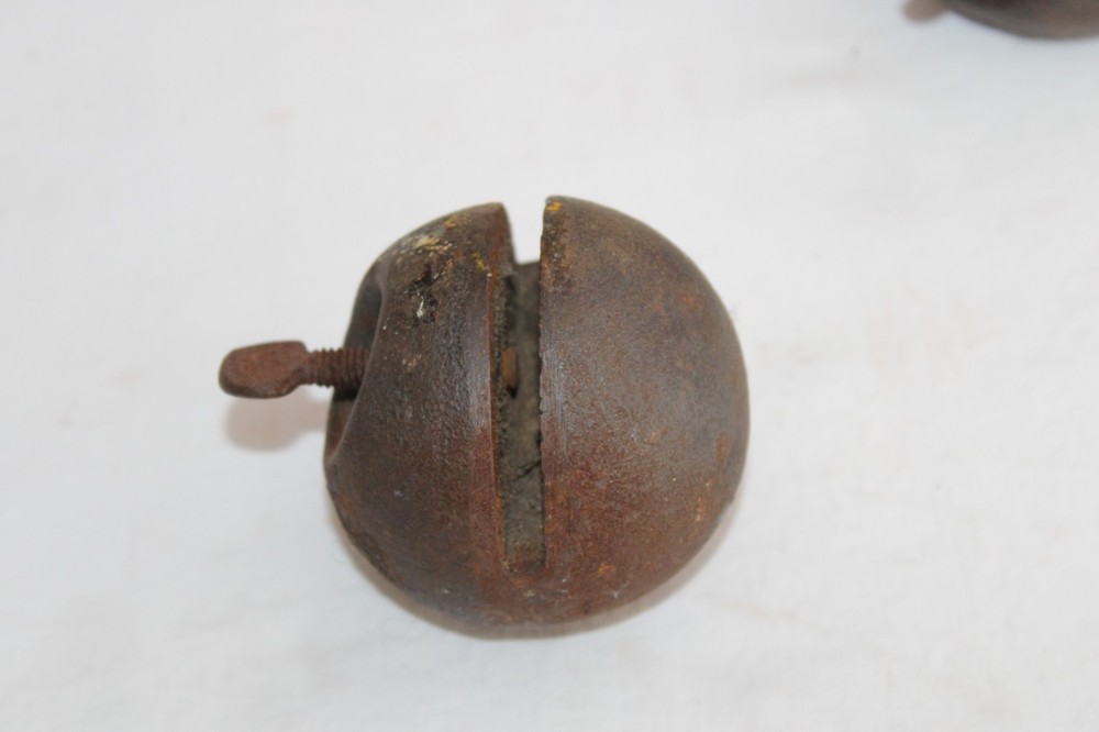 2 Vintage Cast Iron Line Weights No. WR560