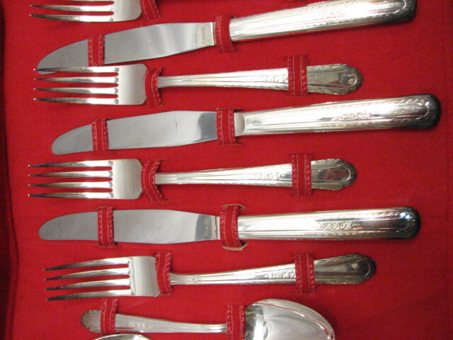 Holmes & Tuttle Wentworth Silverplate Flatware 26 pc Set w/Case H&T