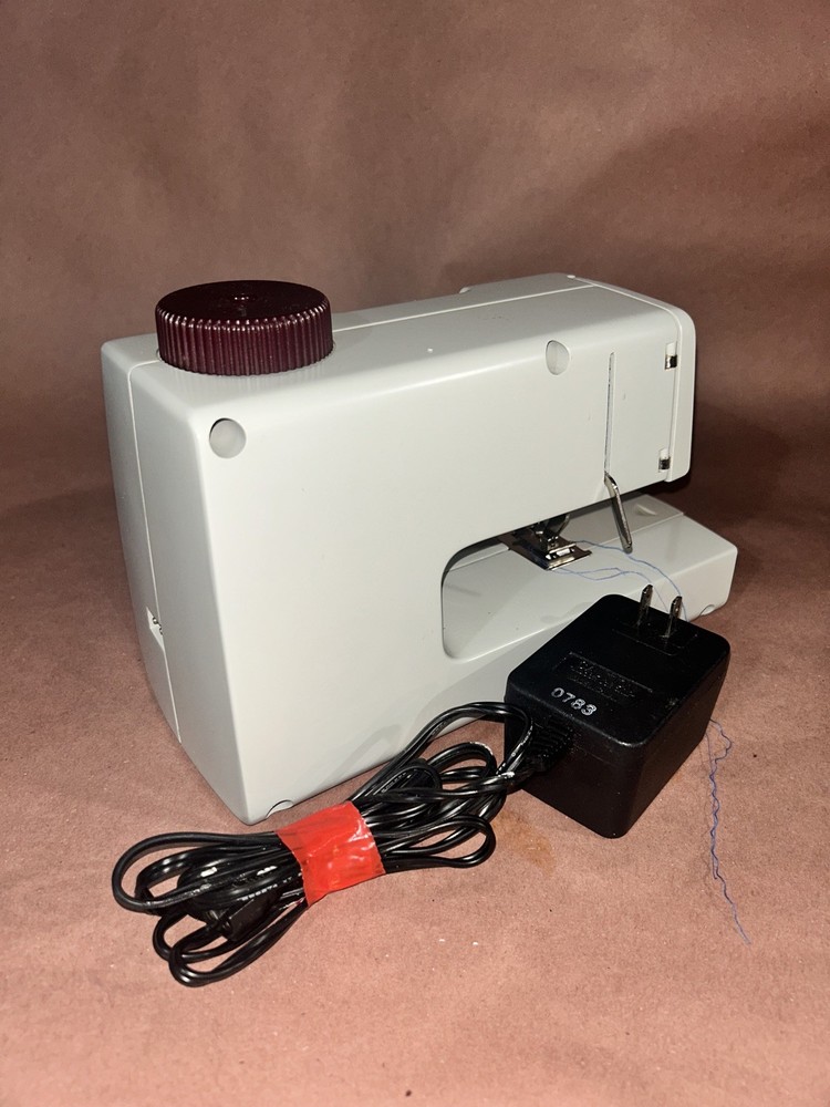 Singer Tiny Tailor Mending Machine (TESTED WORKS)