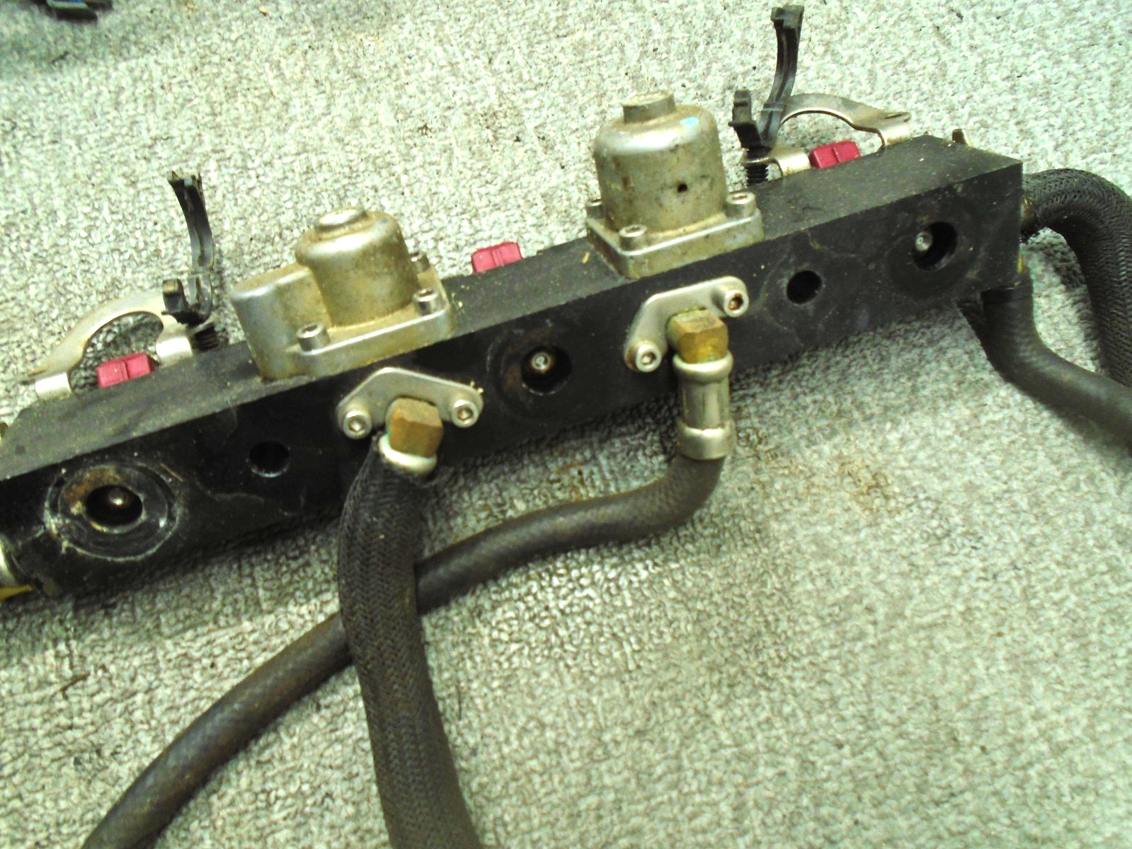 USED PORT & STARBOARD FUEL RAILS W INJECTORS 884430T07 MERCURY OUTBOARD