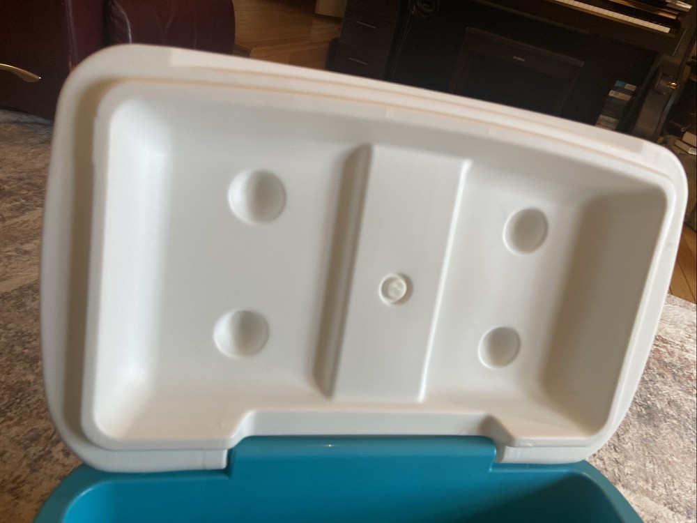 Igloo Ice Cube 30 Quart 41 Can Plastic Cooler w/ Top Compartment and Handle
