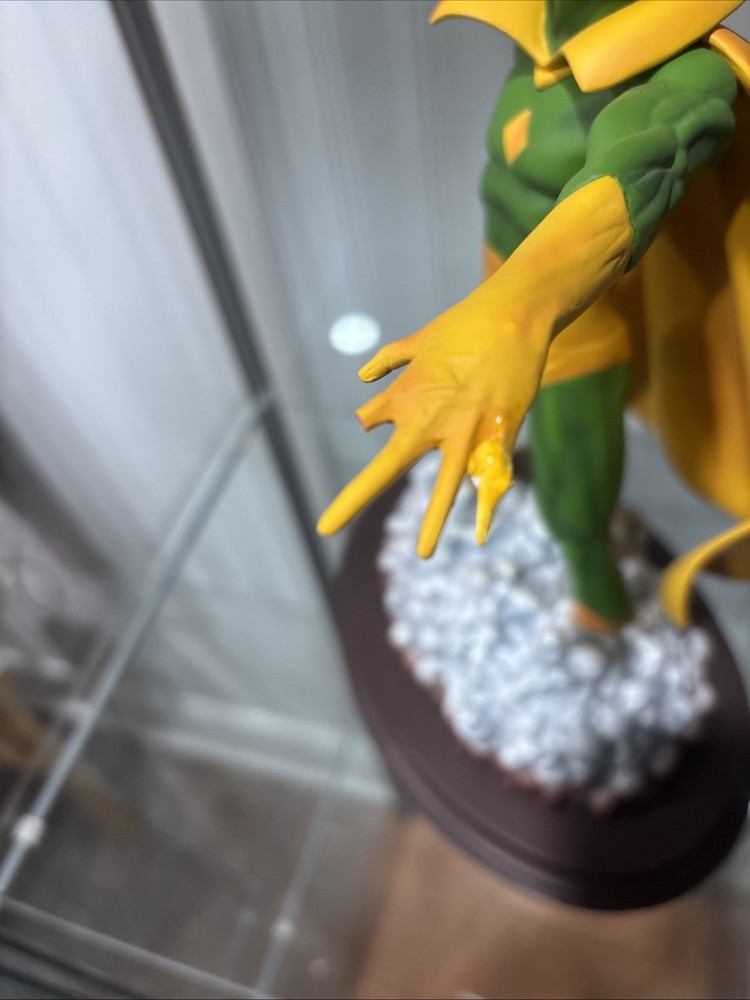 DIAMOND MARVEL PREMIER COLLECTION COMIC THE VISION STATUE - Read Description