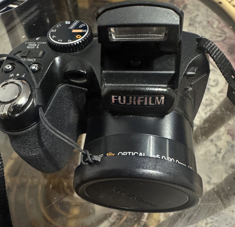 Fujifilm Finepix S1900 Digital Camera 12Mega Pixels working
