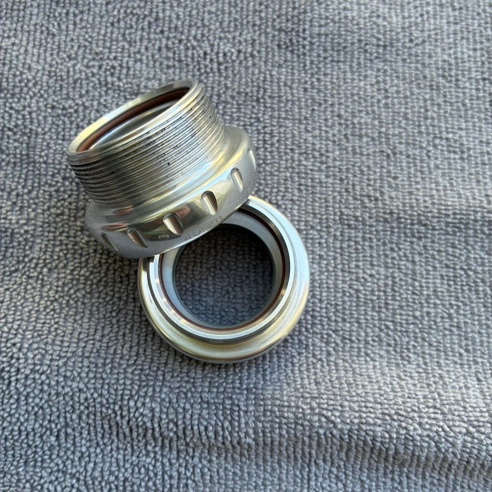 Chris King ThreadFit 24 bottom bracket silver with fit kit