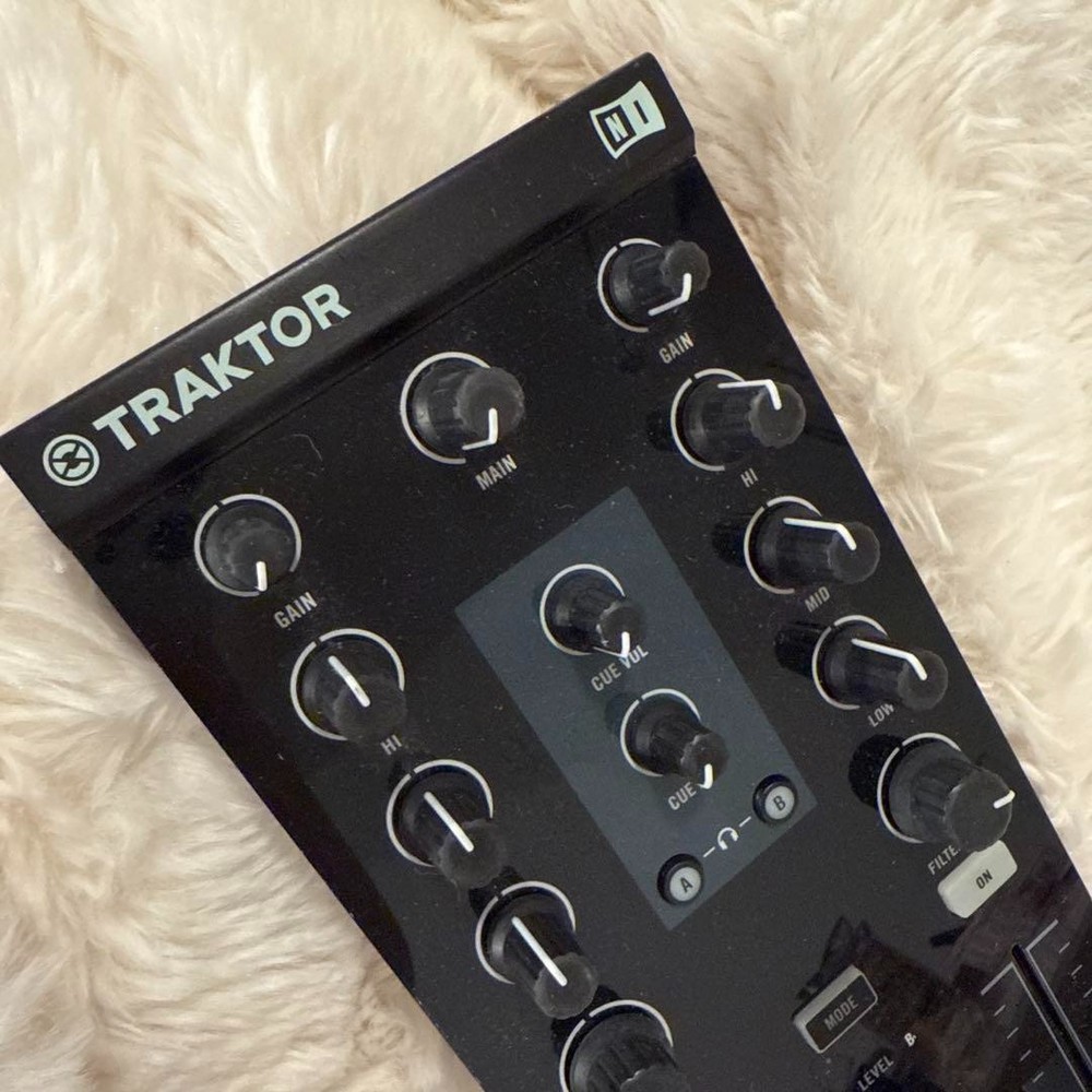 Native Instruments TRAKTOR KONTROL Z1 DJ Mixer Controller Audio Interface