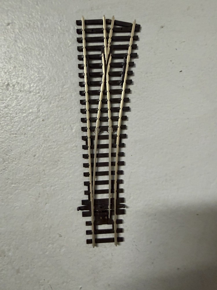 Various HO scale Peco Switches - Code 100