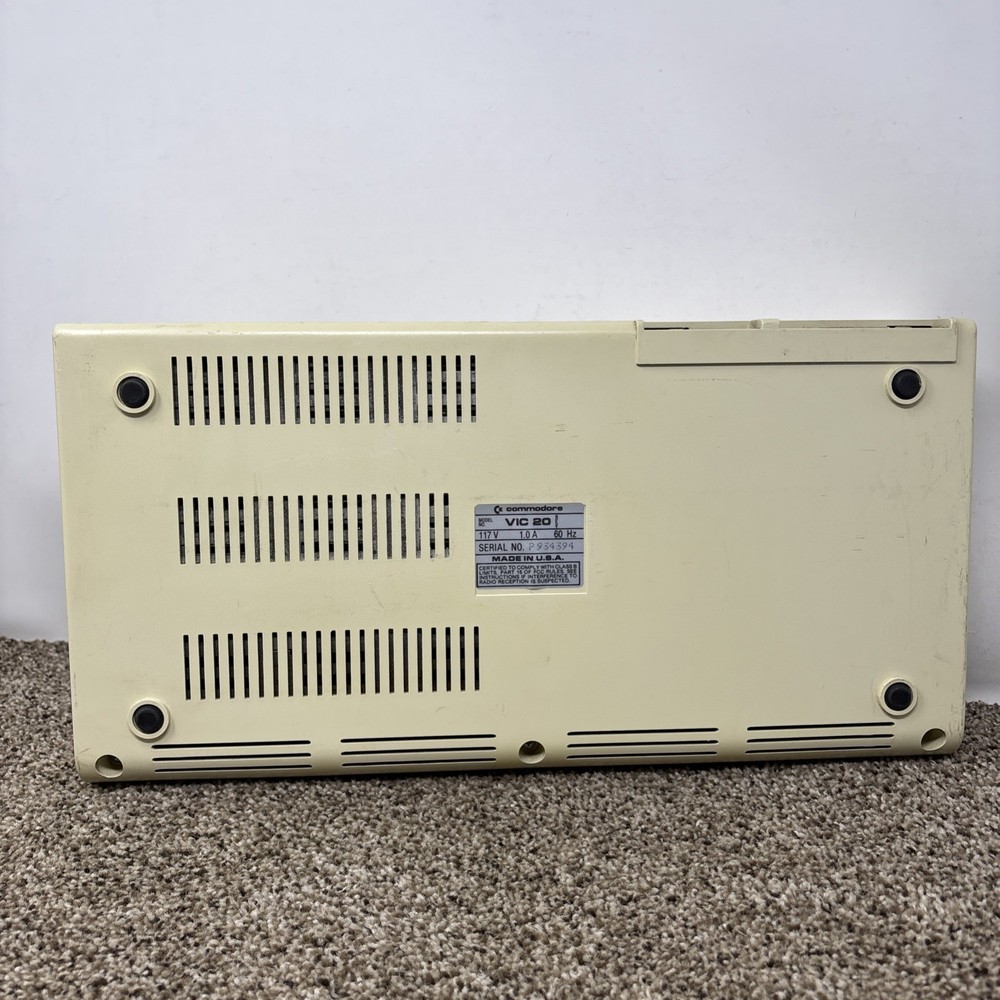 COMMODORE VIC-20 DIN COMPUTER ONLY TESTED AND WORKING READ