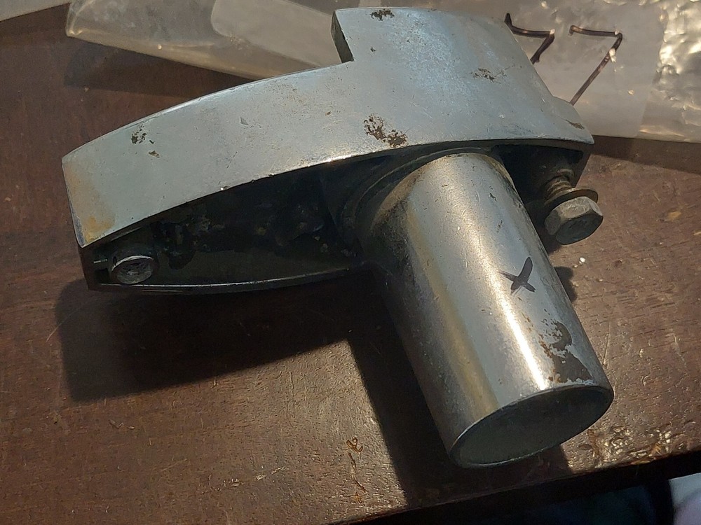 Roger's Bass Tom Mount