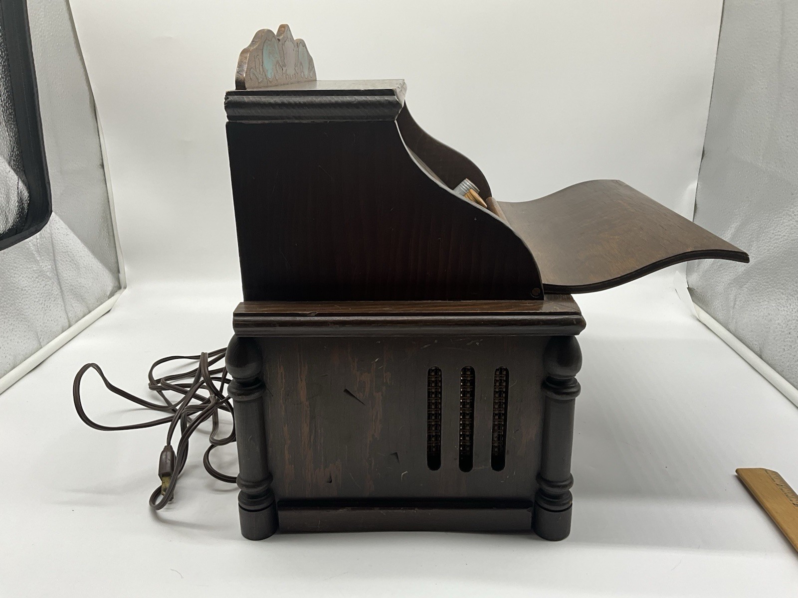 Guild Vintage 1965 "Button & Bows " Vacuum Tube AM/FM Radio Sewing Cabinet