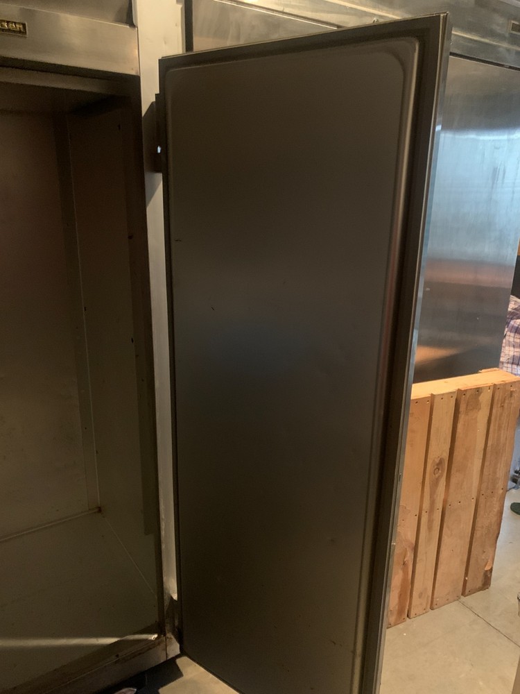 Traulsen G10010-032 30" 1-Section Solid-Door Reach-In Refrigerator