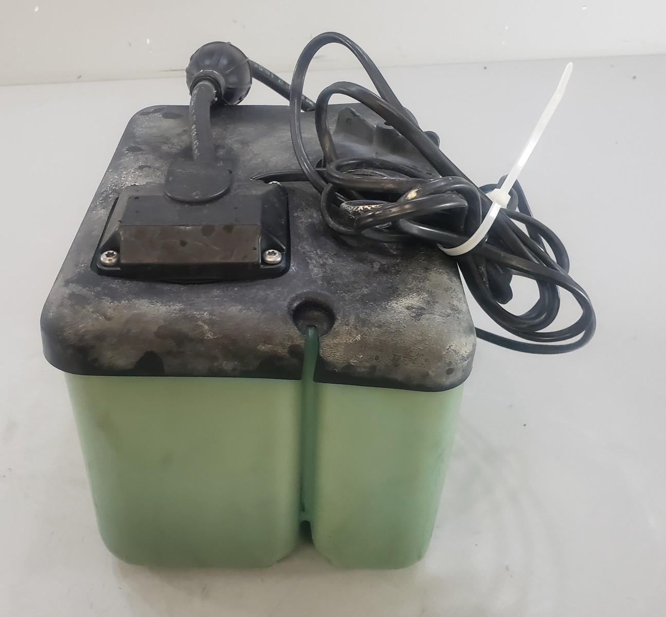 Johnson Evinrude OMC 83-19 Oil Tank 2 Wire Line 35-235 HP 1.8 Gal