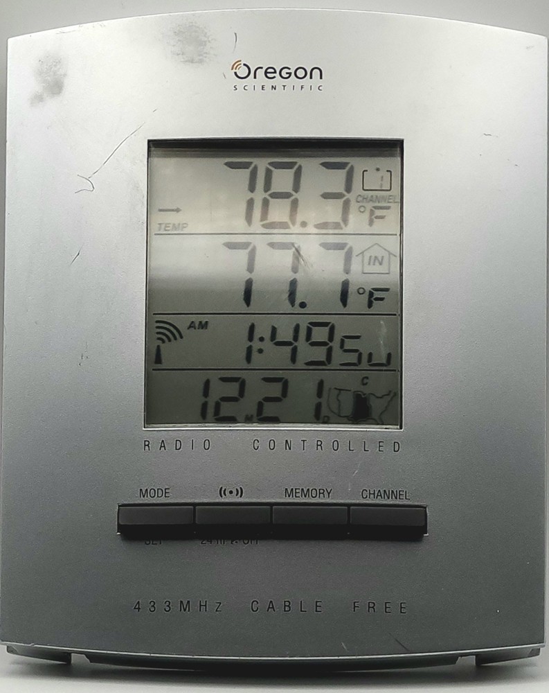 ​Oregon Scientific RMR112A Wireless Thermometer Atomic Clock - Base Unit Only