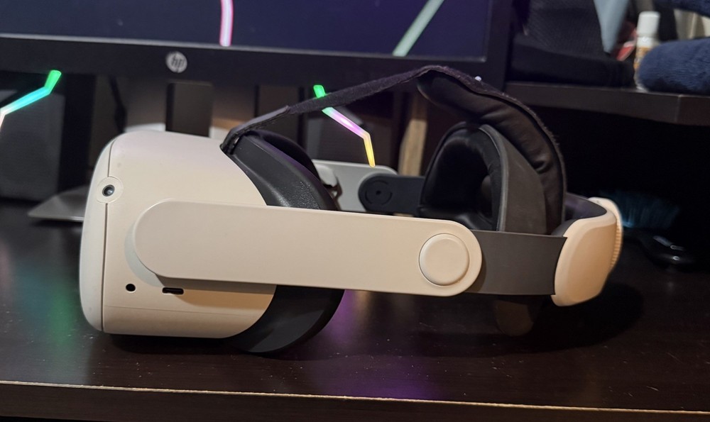 Oculus Quest 1 Virtual Reality Headset (No Controllers, with Head Strap) Used
