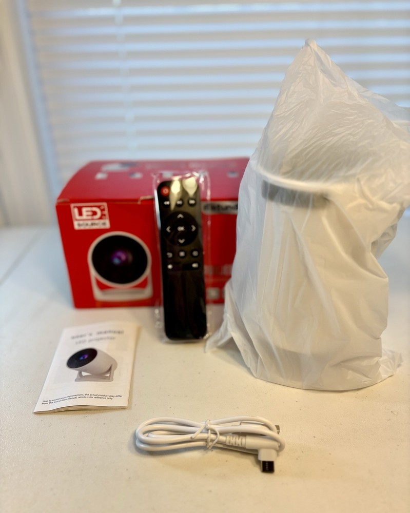 Rotundity Mini Projector Wi-Fi Ready Wired & Wireless Alimentation USB TFT LCD
