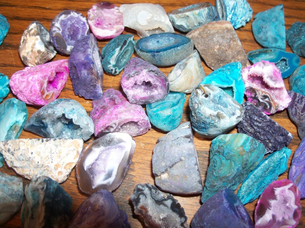 1 mostly dyed agate Oco polished geode per lot.