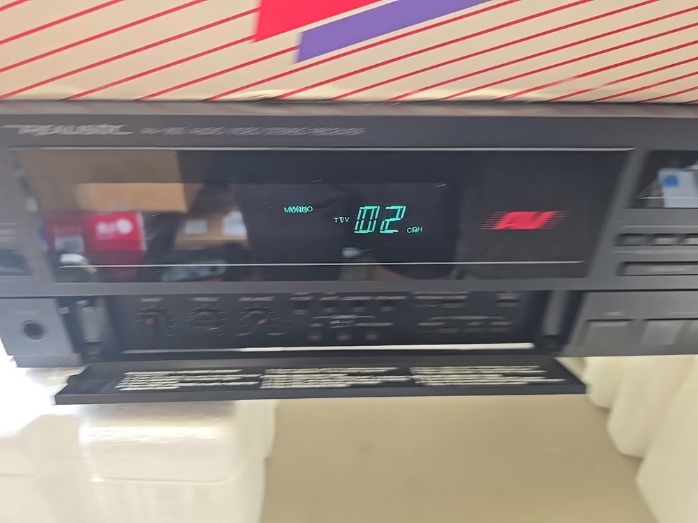 Vintage Realistic AV-900 Solid State Stereo Amplifier W/ Remote In BOX Powers On