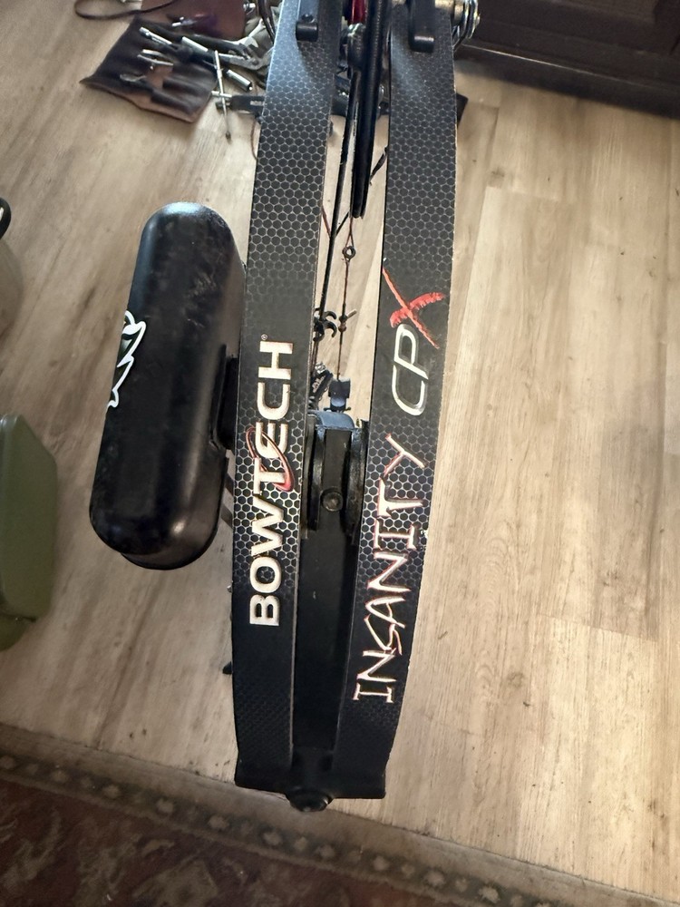 Bowtech Insanity cpx rt hand 60 pounds great bow