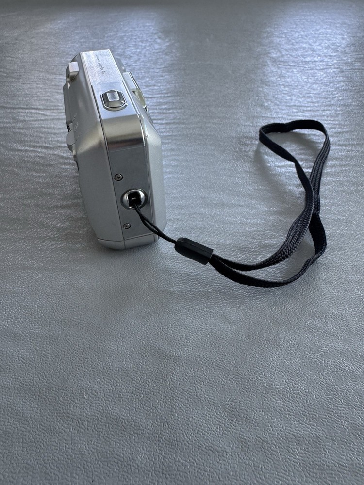 Fujifilm FinePix A607 Compact Digital Camera 6MP - Untested.