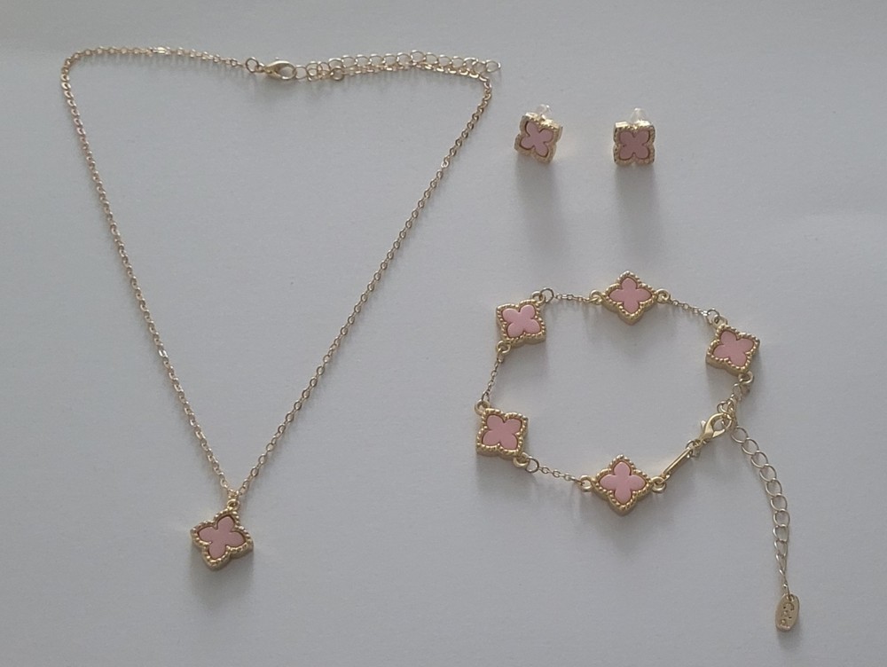 Pink clover jewellery set.