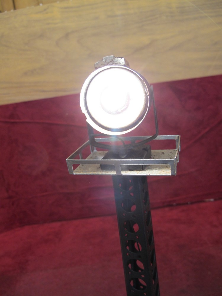 MARX O SINGLE HEAD FLOOD LIGHT TOWER.