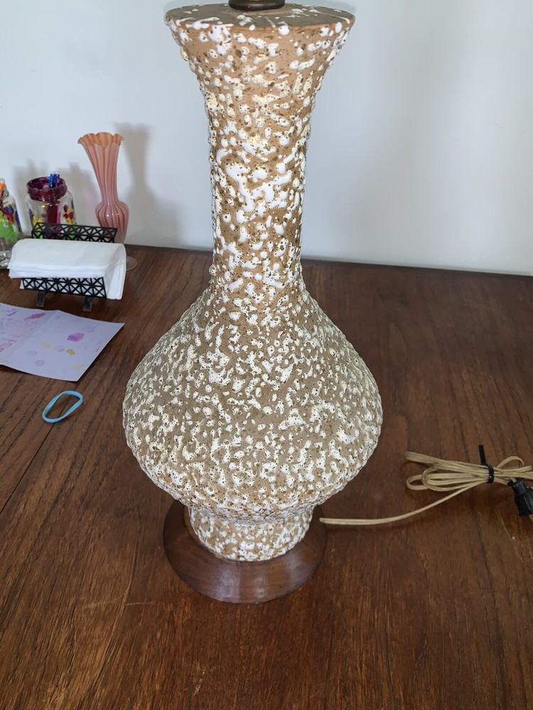 MAGNIFICENT MID CENTURY MODERN TEXTURED CERAMIC TABLE LAMP!