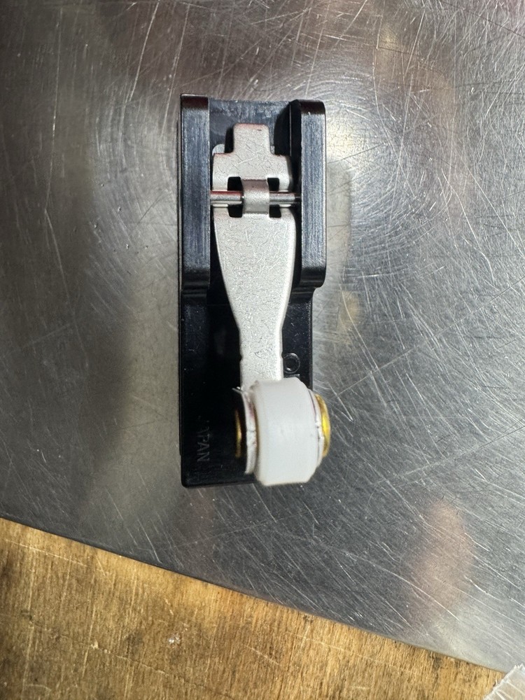 Omron Limit Switch A-20GV22-B7-K Basic / Snap Action Switch, 20A, Short Hinge