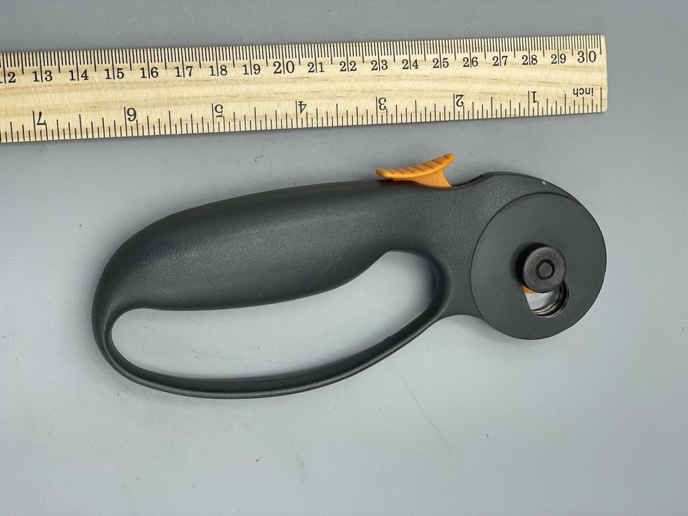 Fiskars 45mm Rotary Cutter & Handle EUC