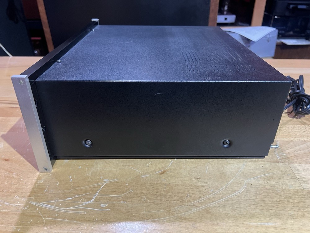 McIntosh MR7082 AM / FM Tuner, Good Working Condition.