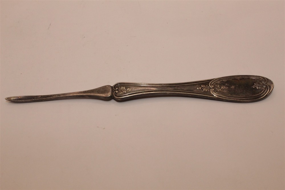 VINTAGE NUT PICK 5 1/8" (READ)
